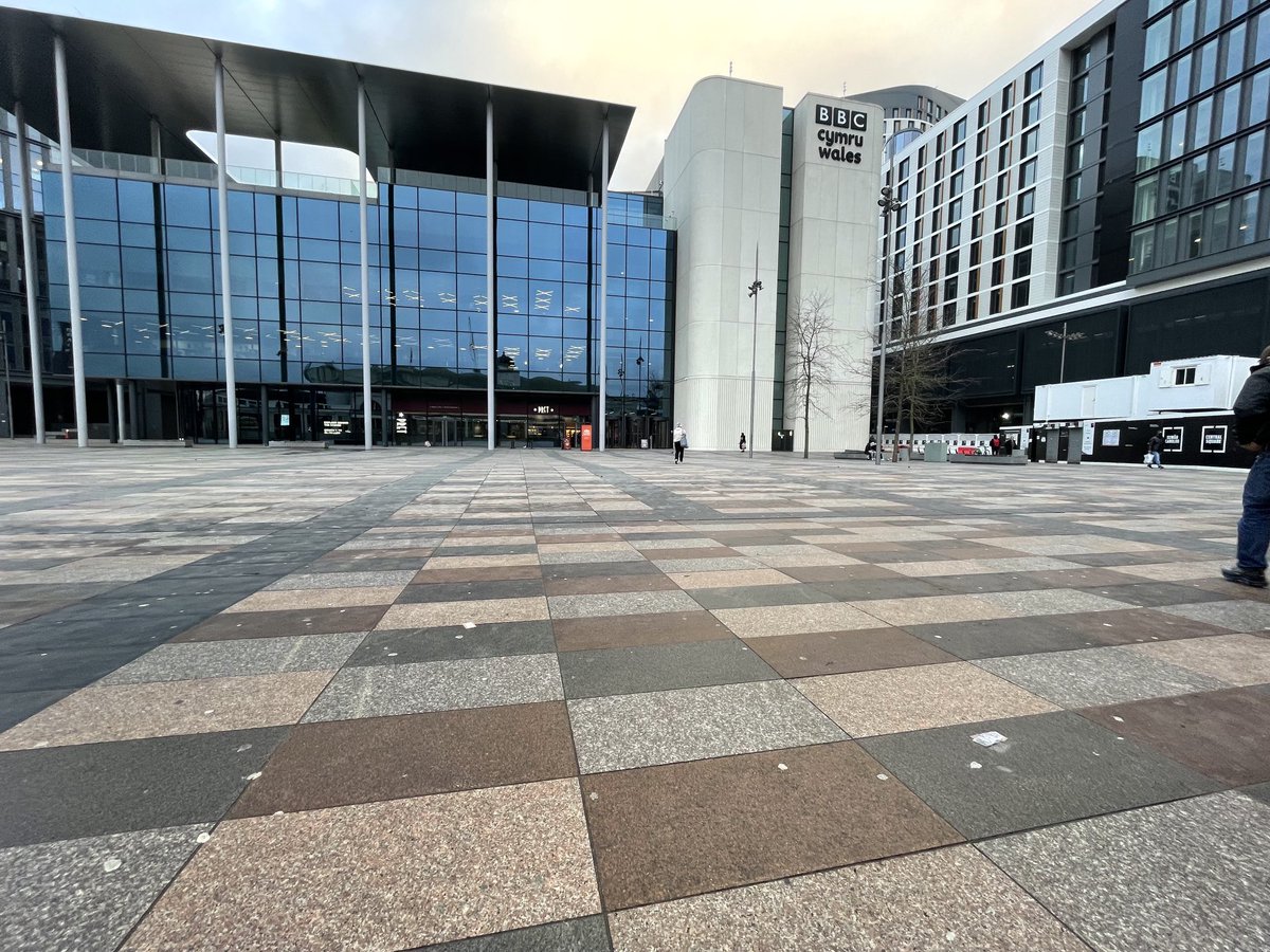 GwneudYTro's tweet photo. The ‘warm’ welcome that awaits you coming into #cardiff central  .. concrete city, not even a ‘scaffolding’ Xmas tree this year!
@welshtourism @cardiffcouncil @WelshGovernment #prettyshittycity!
Lacking in the #greenagenda &amp; #biodiversity https://t.co/dgpfE8ys9y
