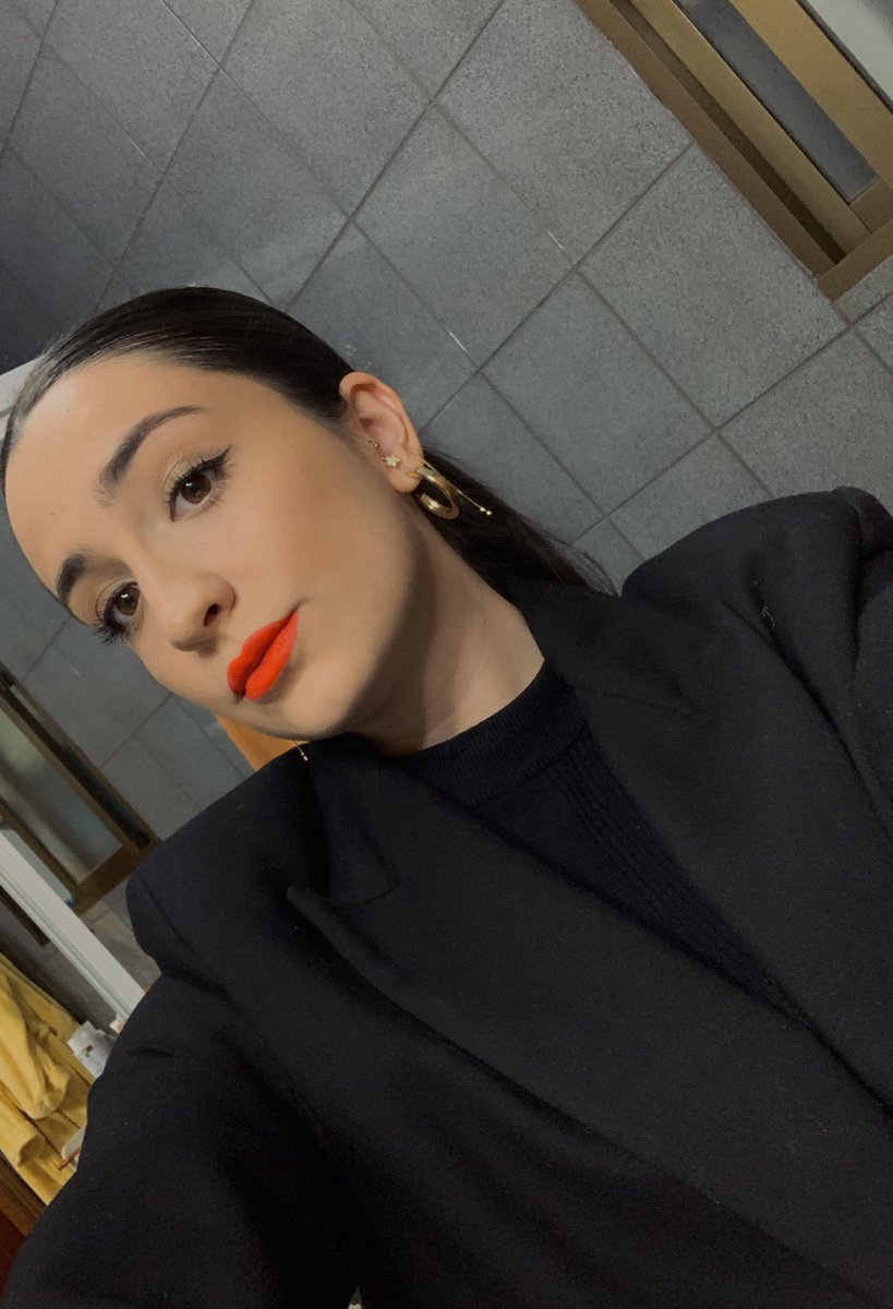 outfit negro y labios rojos>>>>