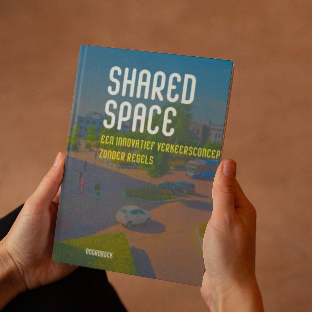 Van de #OpenbareRuimte weer mensruimte maken. Da’s de insteek van #SharedSpace, een veelbelovende aanpak waar straat en stoep voor iedereen zijn en scheidingen tussen weggebruikers wegvallen. Lees er meer over in dit onlangs verschenen boek. <a href="/KCSharedSpace/">KCSharedSpace</a> lnkd.in/ewTtS8Ch