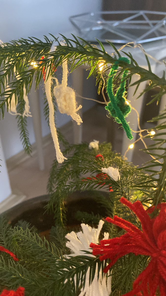 Geçen sene ailemle girdiğim yılbaşında evdeki salon çamını süsleyeceğim diye tutturdum. Annem başta çok razı olmasa da sonra oturup bana elleriyle süs yapmıştı örgüyle. Benimle her ana ortak olmanı çok özlüyorum anne.