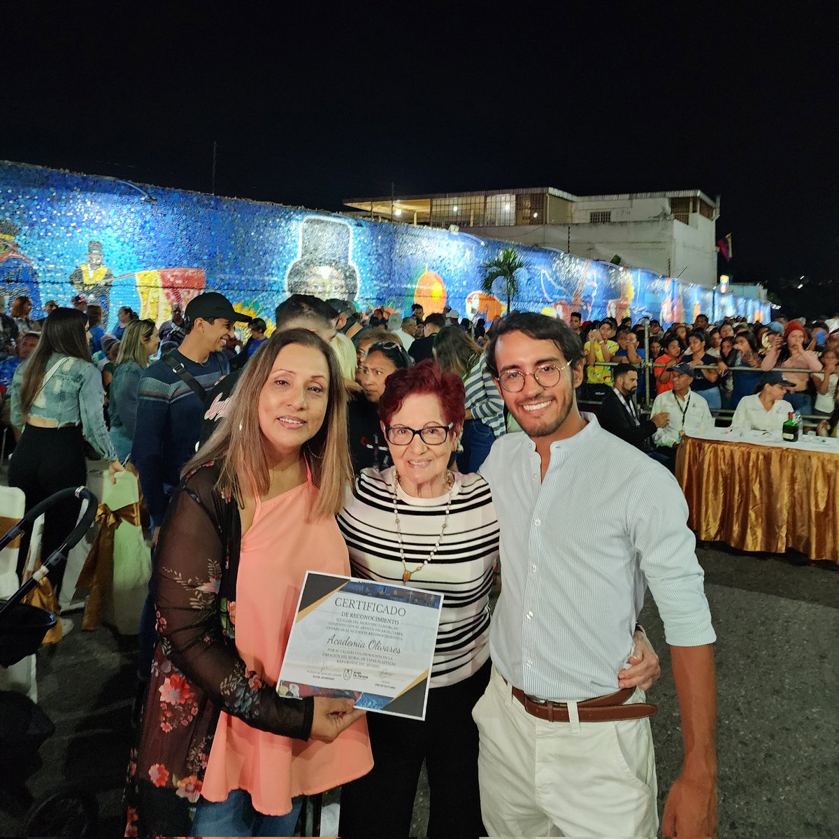Olivarescfc's tweet photo. Con mi mamá y mi abuela en la inauguración del mural en Guatire.

Cuando era un bebé de apenas 9 meses nos fuimos de Guatire luego de la muerte de mi padre. Hoy volvemos a Guatire 26 años después celebrando este gran logro y teniendo siempre presente a mi papá. https://t.co/IbDxakUfUB