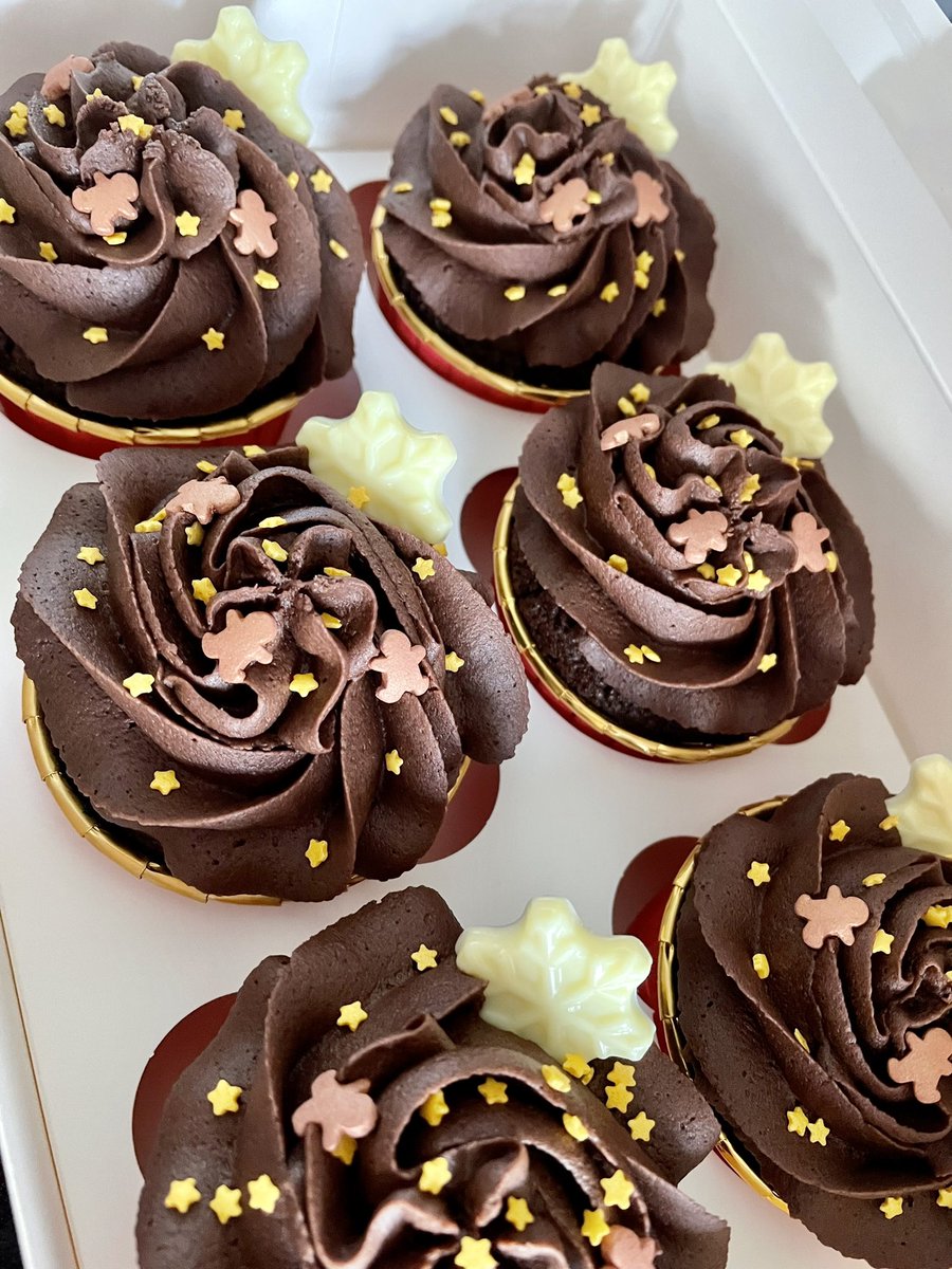 TreatSatisfact's tweet photo. 🎄Christmas theme cupcakes for a wonderful repeat customer. 

At your request I can make them that bit more special by adding some ribbon 🧡

#Christmas #Food #cupcakes #ribbon https://t.co/CPMMNbfL9w