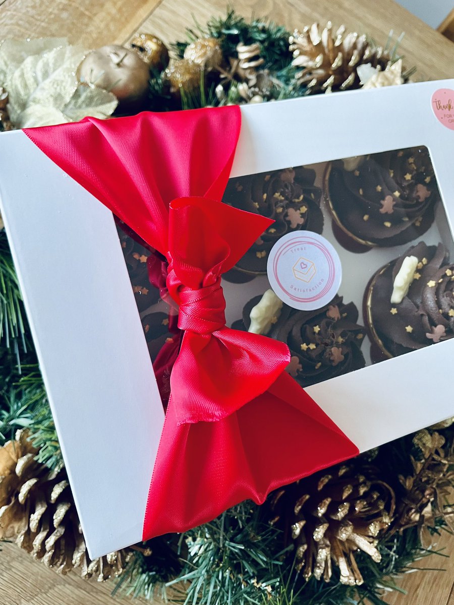 TreatSatisfact's tweet photo. 🎄Christmas theme cupcakes for a wonderful repeat customer. 

At your request I can make them that bit more special by adding some ribbon 🧡

#Christmas #Food #cupcakes #ribbon https://t.co/CPMMNbfL9w