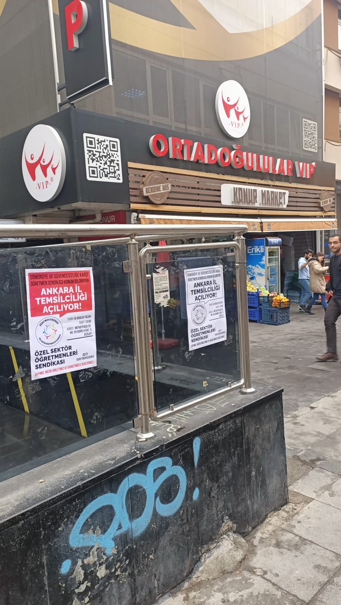 ogretmensendika's tweet photo. Ankara | Özel Sektör Öğretmenleri Sendikası Ankara Temsilciliği açılıyor! 18 Aralık Pazar saat 13.00'teki açılış için afiş ve bildiri çalışmamızı Kızılay'da yaptık.Öğretmen Sendikası büyüyor! Öğretmen Sendikası bu insanlık dışı koşullarda mücadeleye çağırıyor. Artık #SendikanVar https://t.co/ewhqko4Ihg