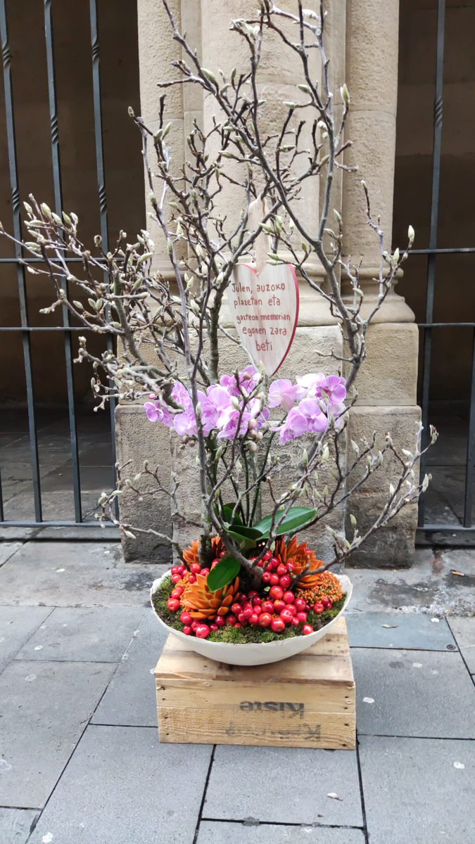 "𝘈𝘶𝘻𝘰𝘬𝘰 𝘱𝘭𝘢𝘻𝘦𝘵𝘢𝘯 𝘦𝘵𝘢 𝘨𝘢𝘻𝘵𝘦𝘰𝘯 𝘮𝘦𝘮𝘰𝘳𝘪𝘢𝘯, 𝘣𝘦𝘵𝘪𝘳𝘢𝘬𝘰, 𝘑𝘜𝘓𝘌𝘕!"

Lagun, burkide, auzoak ez zaitu inoiz, inoiz ahaztuko. GORA ZU!