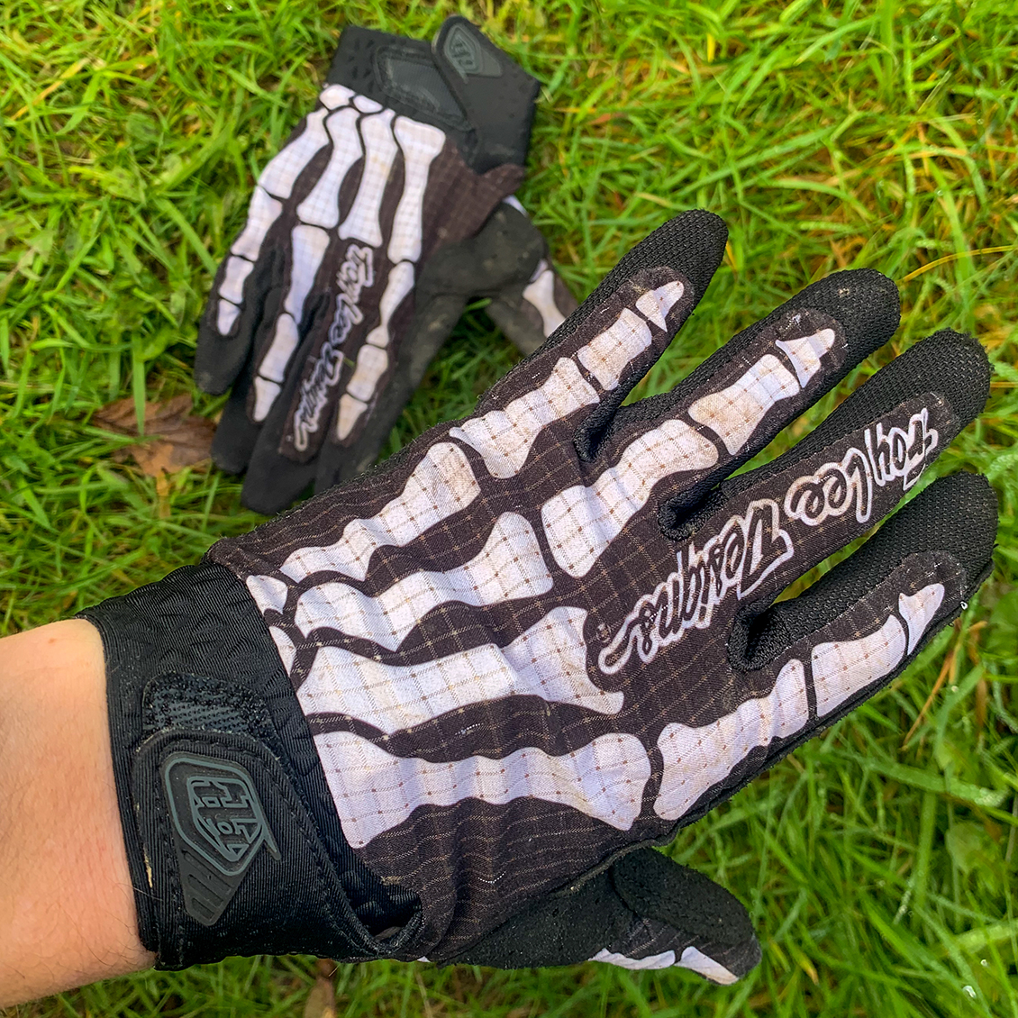 TredzBikes's tweet photo. Time for some end-of-year rounds ups. Adam from our media team has picked out some choice bits of 2022 kit to share
@Specialized_UK Ambush 2 Helmet
@TLD_BIKE Air Gloves
Granite Talon Tyre Levers/Quick Link Pliers
@OspreyPacks Seral 7 Hip Bag
#bestof2022 #staffrecommended https://t.co/uNJLC7Gczl
