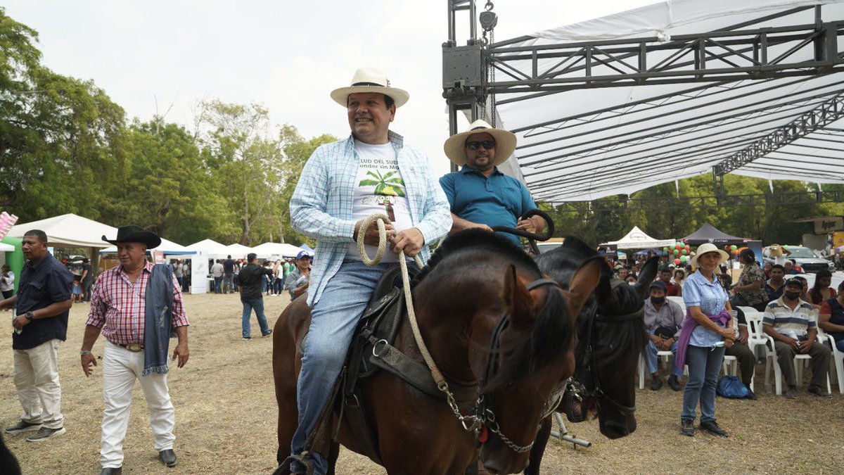 AgriculturaEc's tweet photo. #Manabí | Asistimos a la Fiesta de la cosecha en el Instituto Nacional de Investigaciones Agropecuarias (INIAP) en Portoviejo. El evento rescata las actividades más tradicionales y contribuye a impulsar la comercialización de los pequeños agricultores de la provincia. https://t.co/ctXzXU1gDX