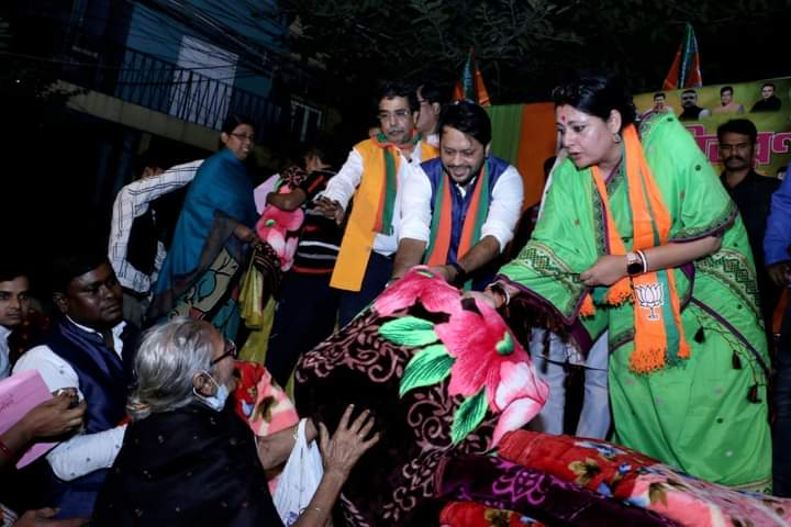 Winter's here. Our MLA #AgnimitraPaul & fellow #BJYM Karyakartas distributed warm blankets to 100 people in need.