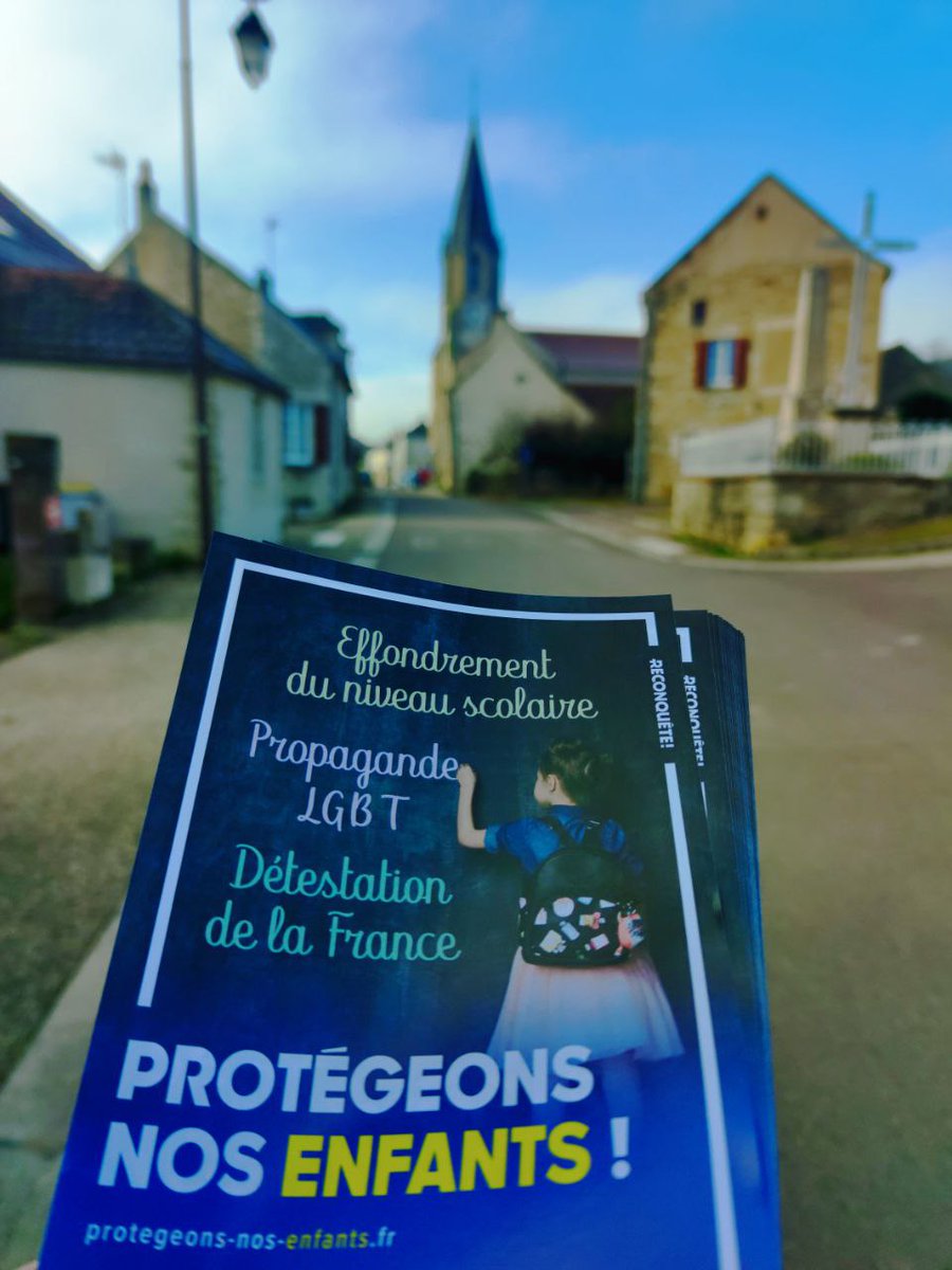 Reconquete89's tweet photo. Ce matin, Dans le secteur d'#Avallon pour présenter notre campagne nationale #protegeonsnosenfants. Partout, en ville comme dans nos beaux villages #icaunais comme ici à #Thory et #LucyLeBois vivent des #écoliers, des #collegiens, des #lycéens, des #enseignants, des #parents. https://t.co/O41pf3hUG7
