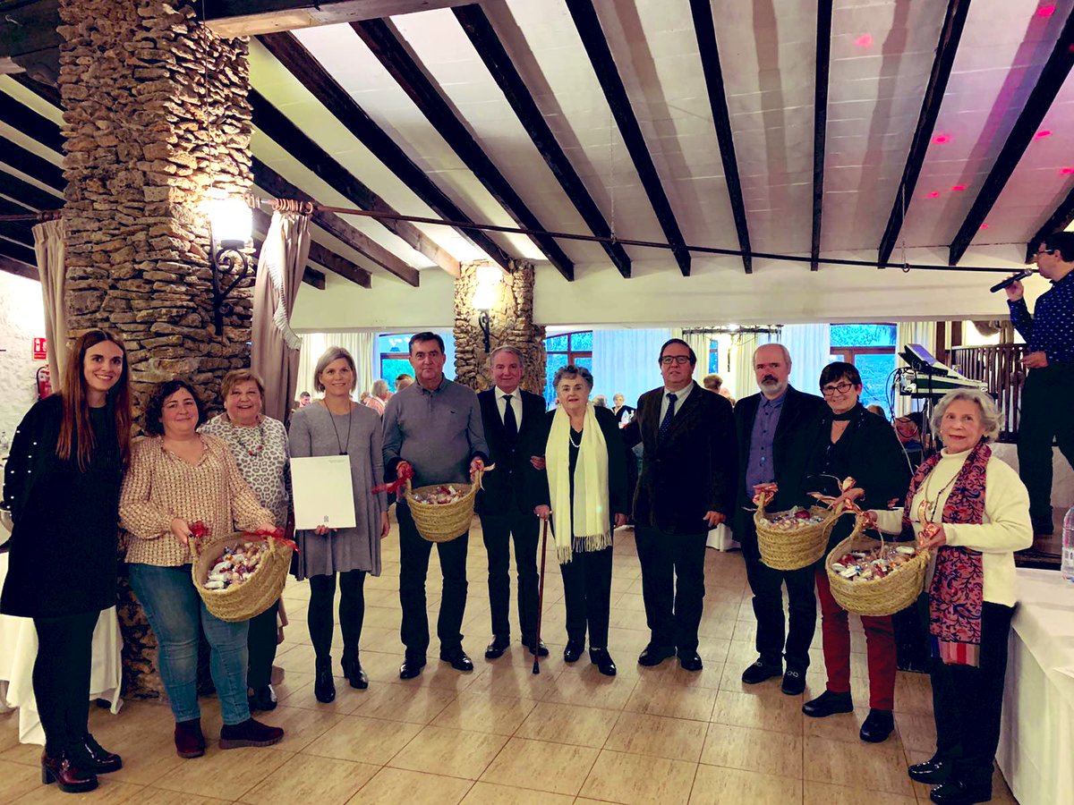 imasmallorca's tweet photo. 🎊 Celebram el 39è aniversari de les associacions de #gentgran de #Selva, #Caimari, #Biniamar i #Moscari.
👉 Gaudim del bon ambient i unió entre les persones que hi formen part. La consellera @Sbigler77 ha aptofitat per desitjar-los unes bones festes de Nadal. https://t.co/jFaC8HRIBp