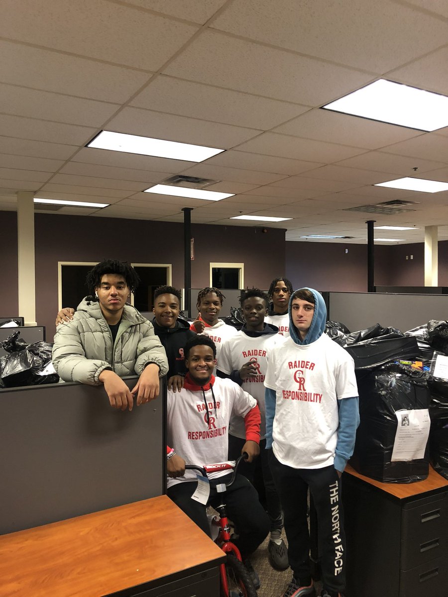 CRHS_Hoops's tweet photo. Today we volunteered at St. Mary's Early Childhood Center, in hopes to bring some joy and excitement to those who are less fortunate. We take pride in being in our community and helping others. #CRBB 🏀🏴☠️ https://t.co/RSN5LhPowQ