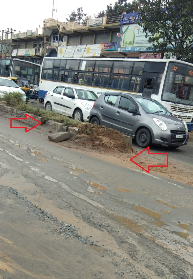 eckathik's tweet photo. No Safety sings in Dommasandra Circle and Near  Priyadarshini veg  &amp; APL Restaurant. Flyover construction happening in the Dommasandra circle in a completely unsafe manner and safety warnings or signs. Accidents are happening almost every day due to Flyover construction https://t.co/2K8wHQ70TW