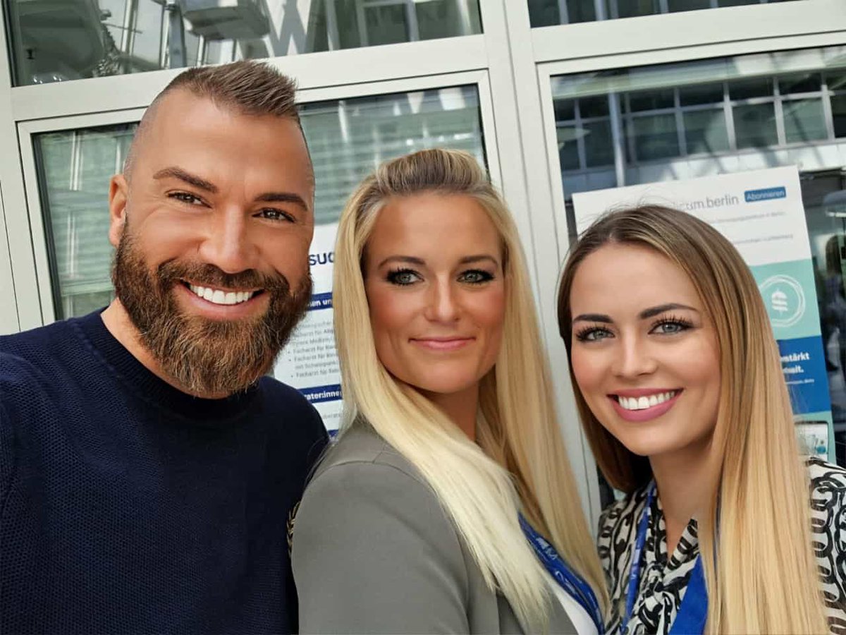 Julia Arlitt (Standortkoordinatorin Friedenau), Marina Inthawong (Zentrumsmanagerin Friedenau) &amp; Tibor Simon (Unternehmensentwickler) waren auf der Jobmesse für Ukrainische Flüchtlinge bei der IHK.😊 

#Policum #Team #ihk #messe #mvz #karriere #fürsieda