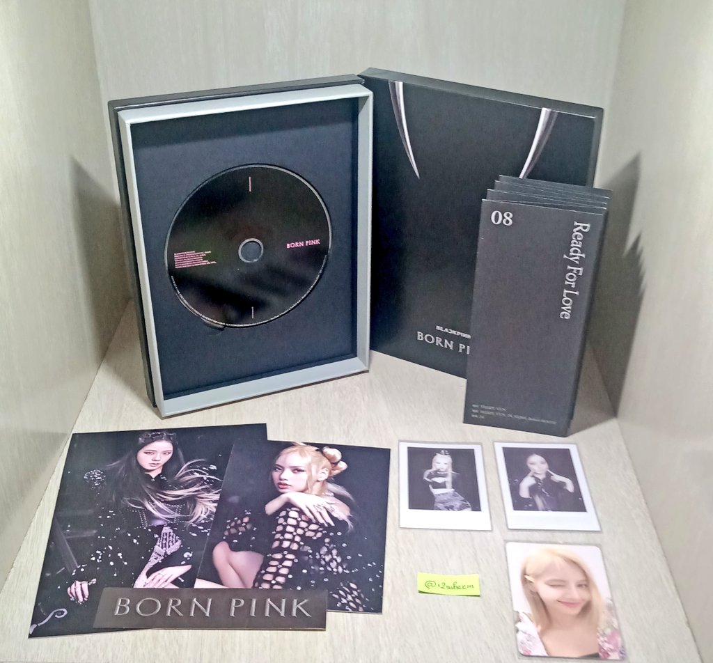 i2wheein's tweet photo. VENDA / VENDO

✨ BLACKPINK - BORN PINK

Polaroid:
R$35 cada (Jisoo e Rosé)

PC:
R$45 (Lisa)

Large PC:
R$20 (Jisoo)

Postcard:
R$20 (Lisa)

Álbum incompleto:
R$65 (caixa, CD, lyrics, photobook)

— todos valores com frete incluso!
— mando mais vídeos e fotos na dm. https://t.co/vMMnrVqXXu