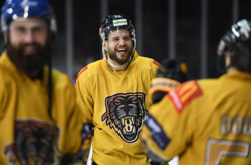 The Matthew Myers Testimonial Game shirt auction closes tonight. Some great shirts on offer here.

Get bidding  👉 app.galabid.com/myerstestimoni…