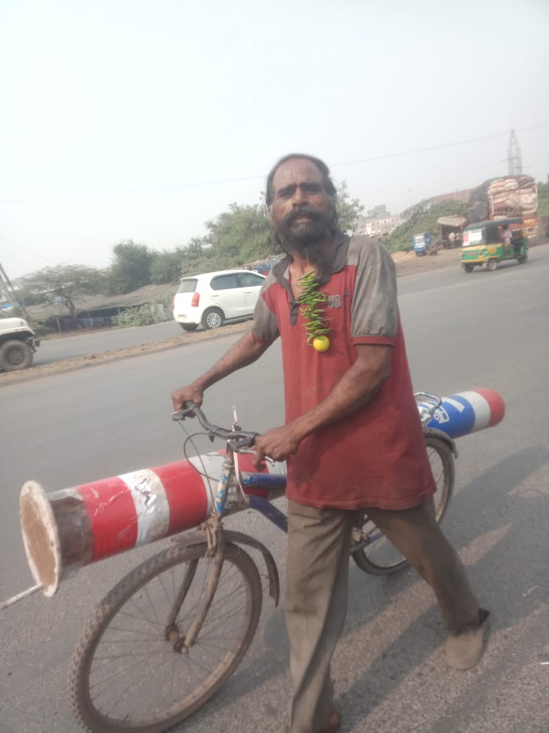 Anand_Gabani_91's tweet photo. 05/12/2022 સચિન જી.આઈ.ડી.સી નાકા (BRTS) સમય બપોરે 01:15 ધોળે દિવસે BRTS બસ ની રેલિંગ નો થાંભલો આ અજ���ણ્યો વ્યક્તિ સાયકલ સાથે લઈ જઈ રહ્યો છે. @MySuratMySMC @CP_SuratCity @CP_SuratCity @BoghawalaHemali  @CommissionerSMC @sandeshnews @gujratsamachar @VtvGujarati @Divya_Bhaskar https://t.co/oaOSXhh89g