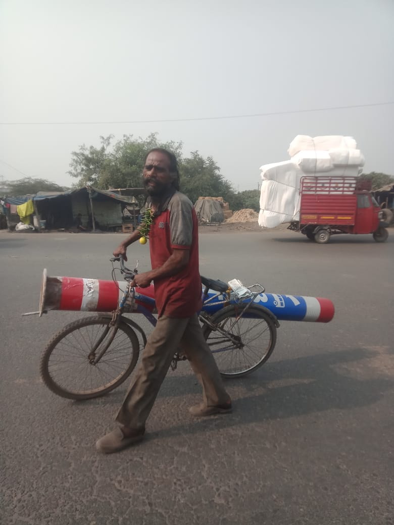 Anand_Gabani_91's tweet photo. 05/12/2022 સચિન જી.આઈ.ડી.સી નાકા (BRTS) સમય બપોરે 01:15 ધોળે દિવસે BRTS બસ ની રેલિંગ નો થાંભલો આ અજ���ણ્યો વ્યક્તિ સાયકલ સાથે લઈ જઈ રહ્યો છે. @MySuratMySMC @CP_SuratCity @CP_SuratCity @BoghawalaHemali  @CommissionerSMC @sandeshnews @gujratsamachar @VtvGujarati @Divya_Bhaskar https://t.co/oaOSXhh89g