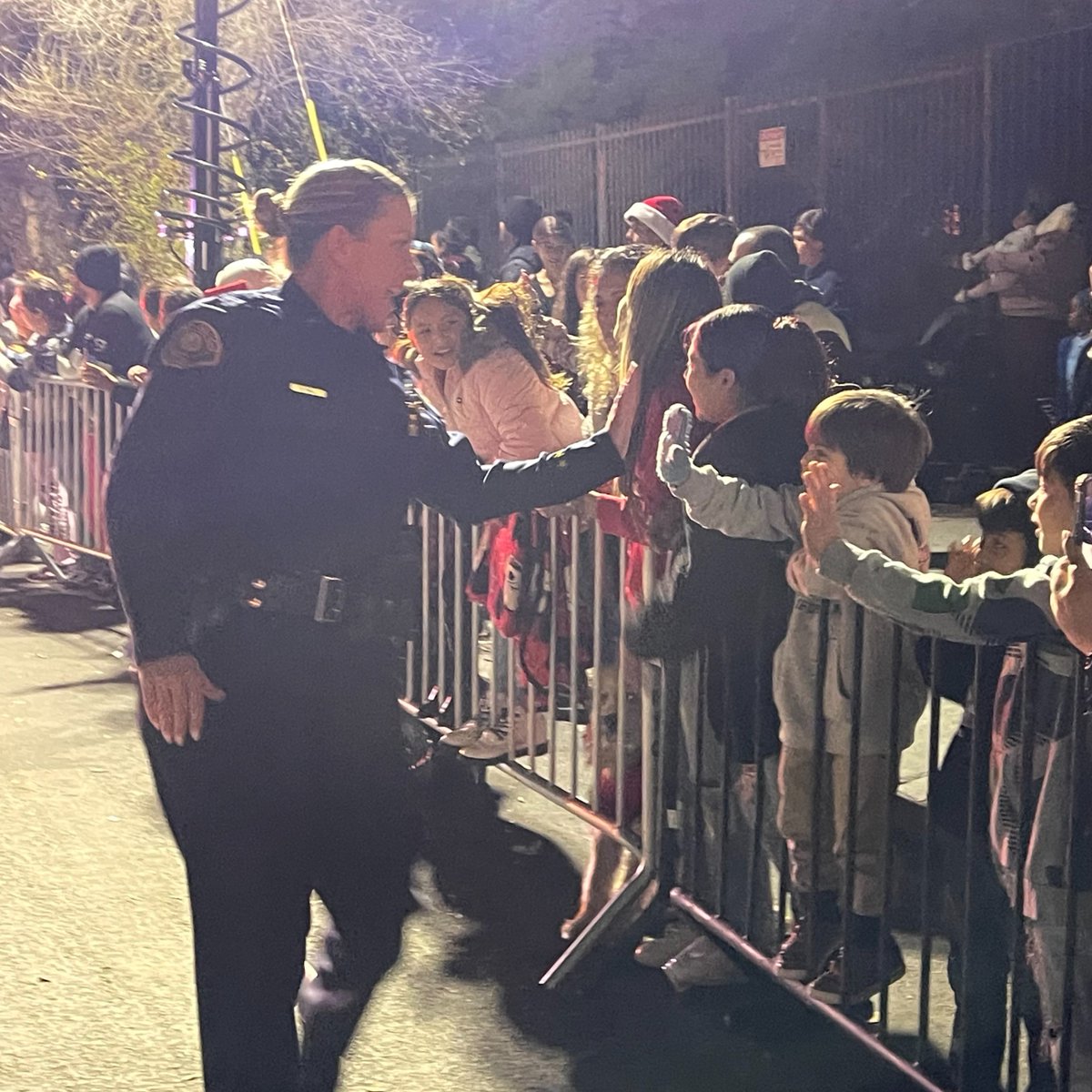 We love celebrating the holidays with our Long Beach community 💚❤️ 
We had a great time at last night’s Daisy Parade!
#LBPDCares