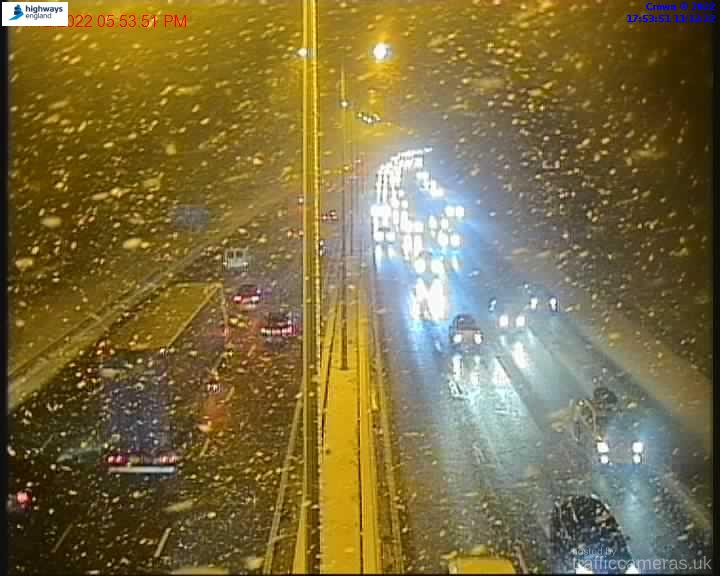 This is the scene on the #M25 this evening - heavy snow is making its way across Kent leading to severe disruption on the roads and railways across the county ❄️⚠️ bit.ly/SnowTravelUpda…