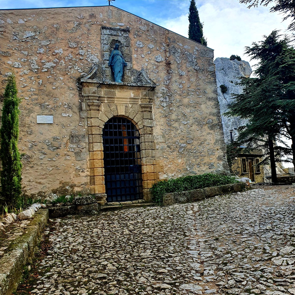 HeidiQte's tweet photo. "Superbement dressée au coeur de la Provence,
Montagne vénérée(....) 
Tu demeures pour nous symbole d'Espérance....."🙏🕯
#saintevictoire
#prieuré 
#croixdeprovence https://t.co/c3Z8endjTH