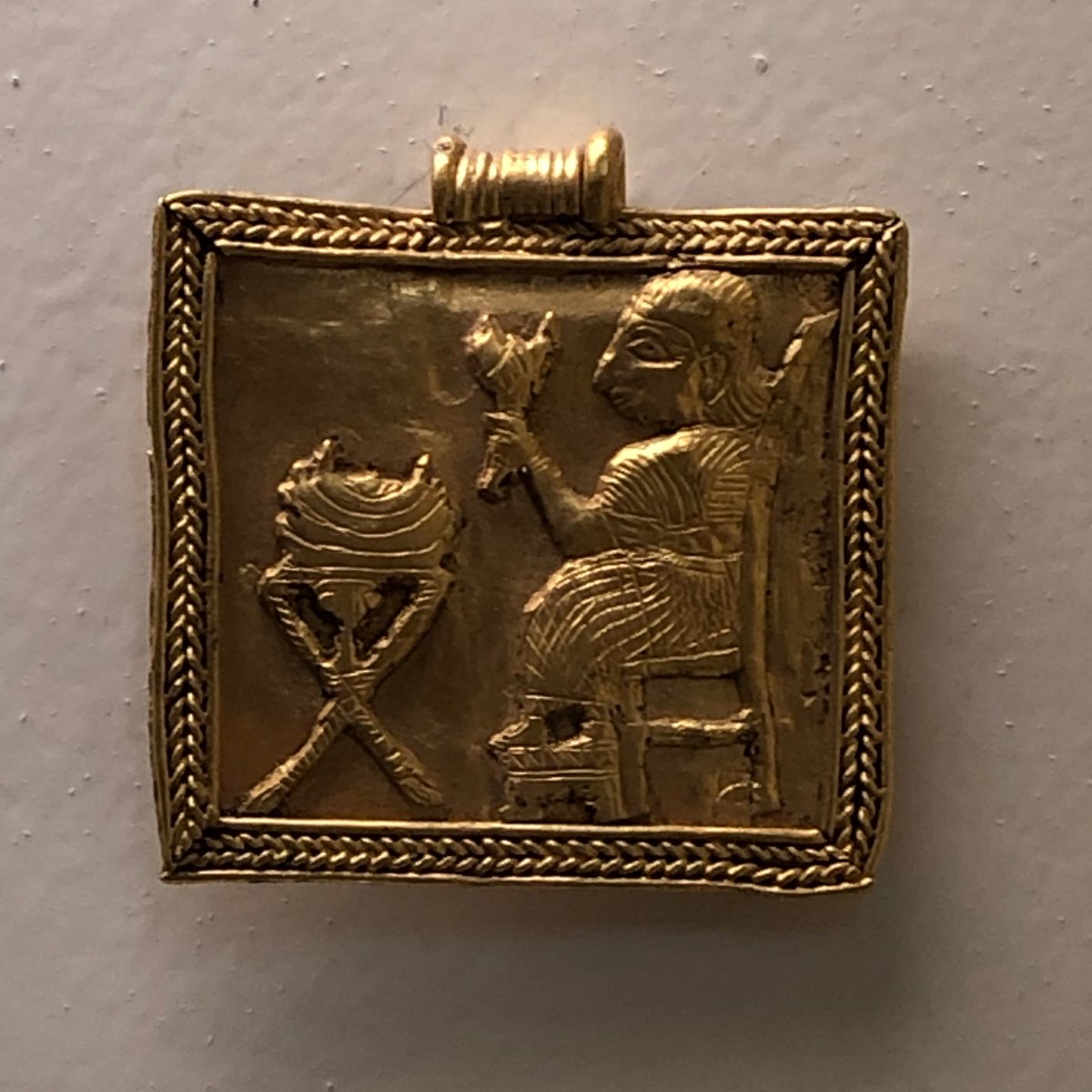 Why does this 8th c BC Syrian person have a huge Golgi apparatus on his table? (tiny gold plate from Sam'al at the Pergamon Museum, Berlin)