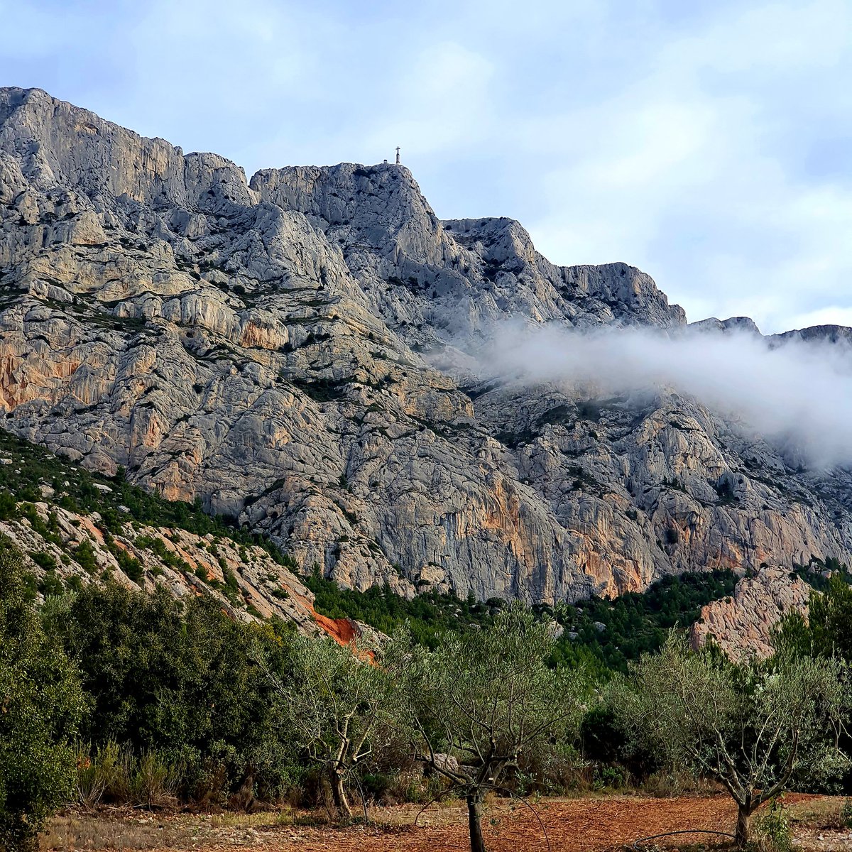 HeidiQte's tweet photo. "Superbement dressée au coeur de la Provence,
Montagne vénérée(....) 
Tu demeures pour nous symbole d'Espérance....."🙏🕯
#saintevictoire
#prieuré 
#croixdeprovence https://t.co/c3Z8endjTH