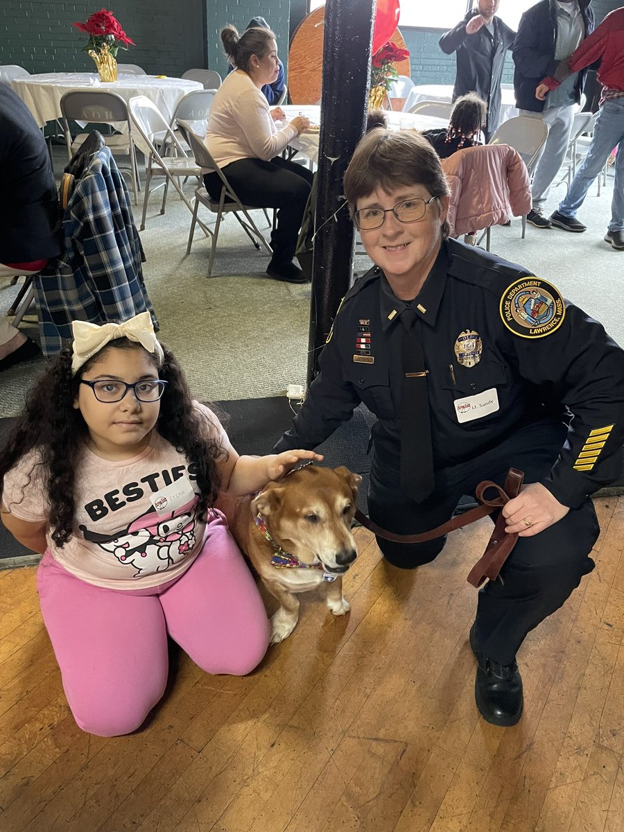Olliemutt's tweet photo. Another great Autism 🧩Eats Event. Oliver 🐾 loves to meet new friends Alexandra, Arelyn, Austin, &amp; Kayden, Edith 🐾🐾 Oliver 🐾 also got to kiss 💋 Santa 🎅🏻🎄🐾🐾 @autismeats @Autism https://t.co/0XjAC702GD