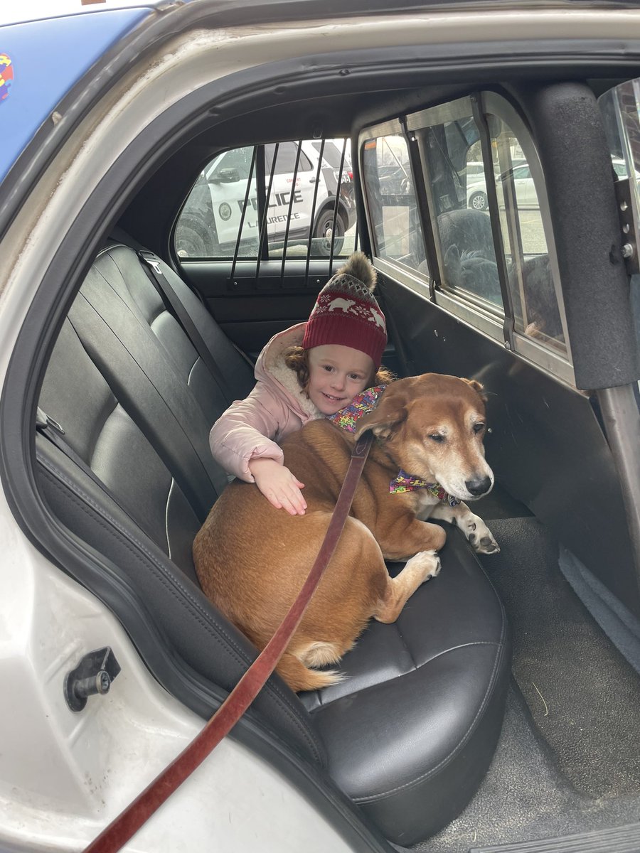 Olliemutt's tweet photo. Another great Autism 🧩Eats Event. Oliver 🐾 loves to meet new friends Alexandra, Arelyn, Austin, &amp; Kayden, Edith 🐾🐾 Oliver 🐾 also got to kiss 💋 Santa 🎅🏻🎄🐾🐾 @autismeats @Autism https://t.co/0XjAC702GD