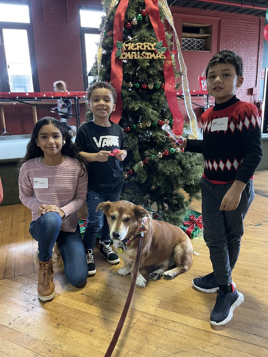 Olliemutt's tweet photo. Another great Autism 🧩Eats Event. Oliver 🐾 loves to meet new friends Alexandra, Arelyn, Austin, &amp; Kayden, Edith 🐾🐾 Oliver 🐾 also got to kiss 💋 Santa 🎅🏻🎄🐾🐾 @autismeats @Autism https://t.co/0XjAC702GD