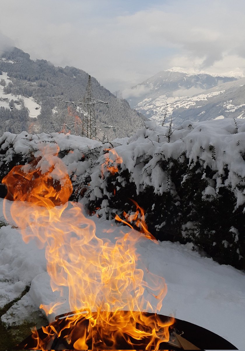 Braunhof's tweet photo. Winterwonderland,  genieten van ons uitzicht met een lekker vuurtje. #winter #Oostenrijk #Zillertal https://t.co/mRDgAyq8KS