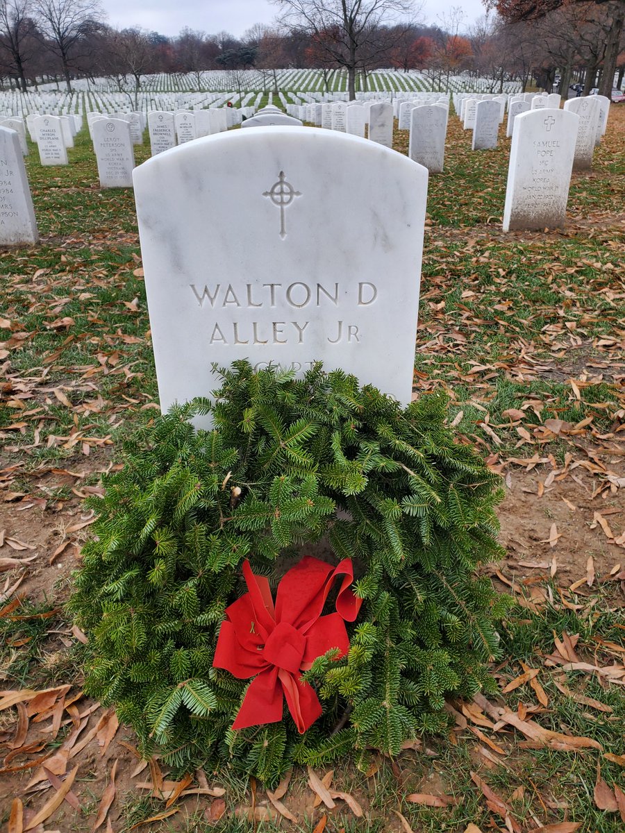 GMUHockeyScout's tweet photo. Family Member #WreathsAcrossAmerica Day.
Always somber when stepping on this #HallowGround https://t.co/3fFeNpgZIE