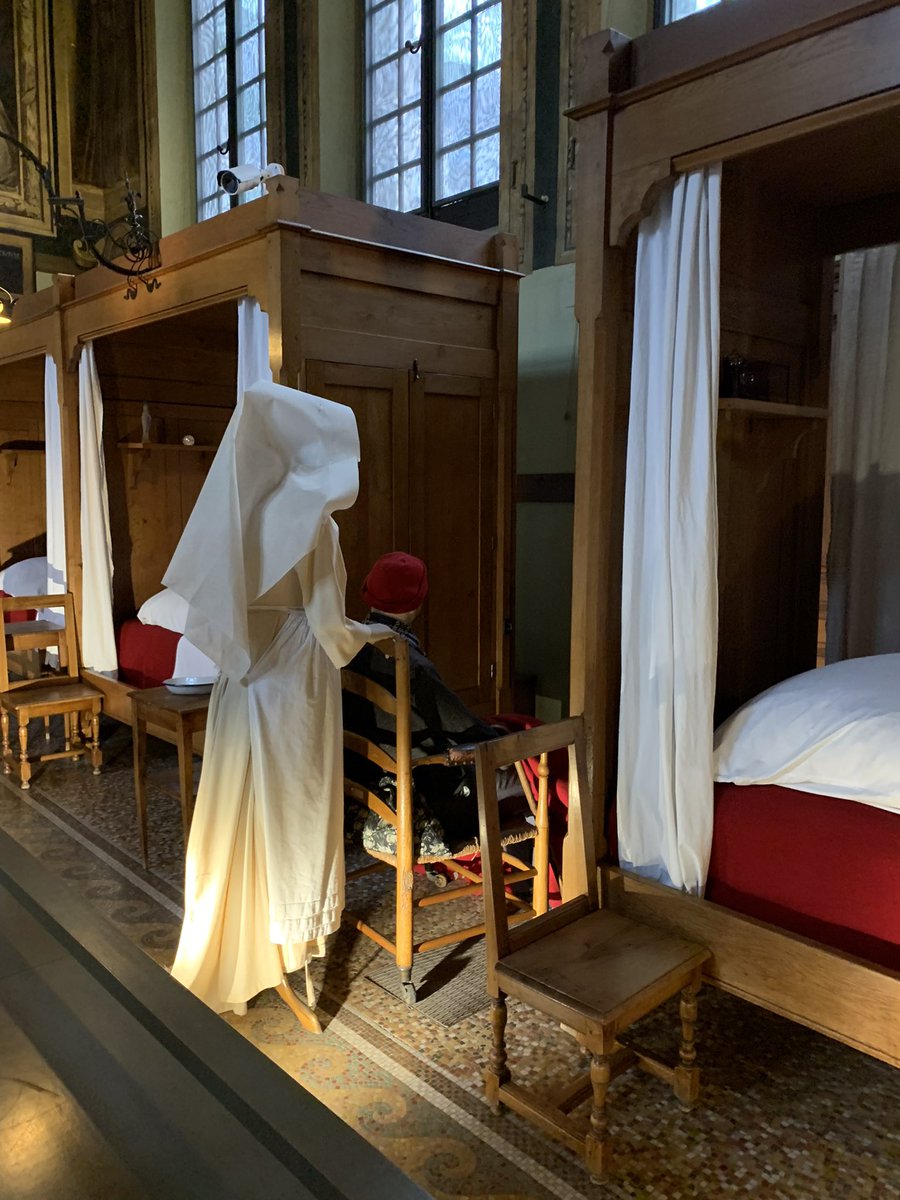 DawnInspire's tweet photo. Excellente #visiteguidee Il était une fois au @hospicescivils de #Beaune, ses salles de malades 17e, la salle des hommes financée par #Louis14, son laboratoire 🥼 et sa fameuse #apothicairerie du 19e siècle. #patrimoinehospitalier #hoteldieu #pharmacie #cotedor #musee https://t.co/lbuxT62o2H