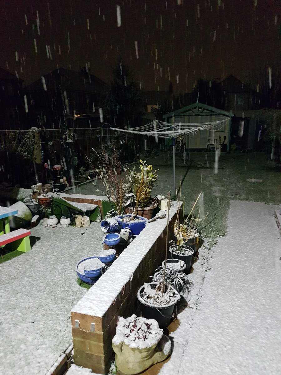 TRUCKERTREV's tweet photo. @itvmeridian 
6pm Sittingbourne
Light snow just started. https://t.co/nubhR13jk7