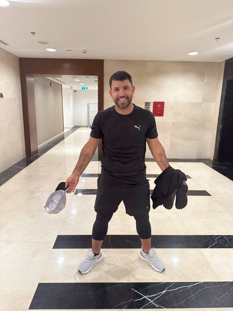 Por jugar un ratito al fútbol . 😎