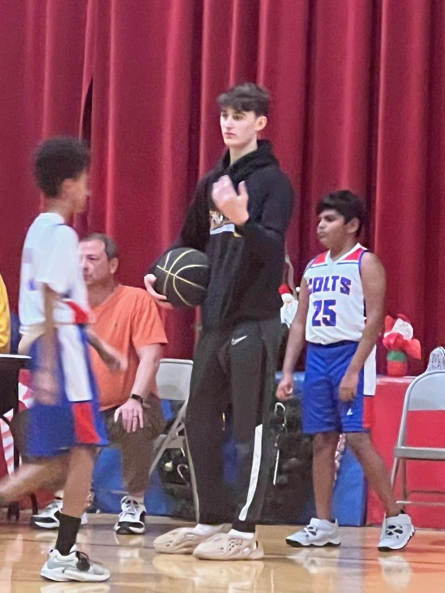Big shout out to ⁦<a href="/SlevaDrew/">Drew Sleva</a>⁩ for stepping in an coaching our 5th Grade Boys today! Representing ⁦<a href="/CharValleyHoops/">Chartiers Valley Basketball</a>⁩