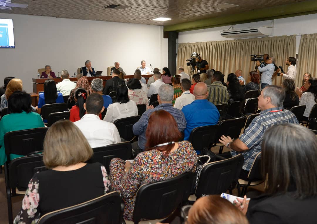 DiazCanelB's tweet photo. Ayer terminamos el V Pleno del CC y este domingo empezamos el trabajo en las comisiones de la Asamblea Nacional. Provechosos debates sobre la situación del país y las medidas económicas para salir adelante. El camino lleva esfuerzos y desafíos, pero vamos a vencer. https://t.co/by59546rya