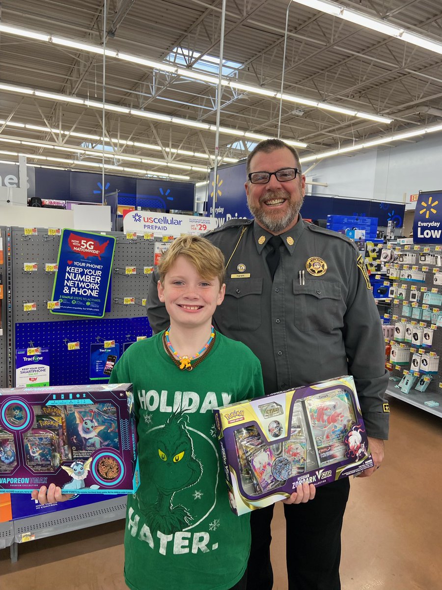 BrianMHummel's tweet photo. I am so thankful for the opportunity that our Ss have to #shopwithacop. Itโs a great service to our community and works to build positive relationships with law enforcement, Ss, and the school system. #audraincounty #christmas #vanfarelementary #giftgiving #joy #ittakesavillage https://t.co/VFsPYs8IHC