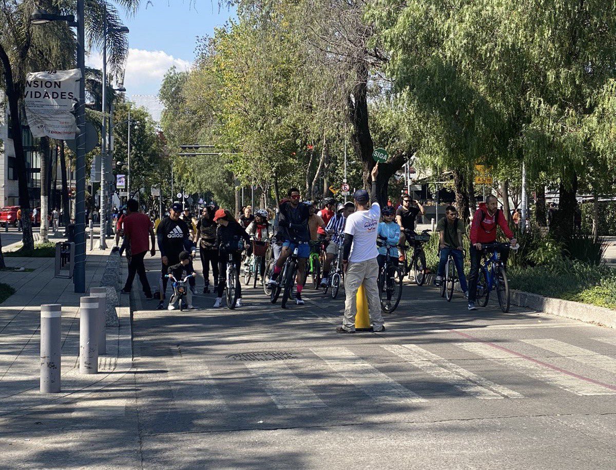 AlcaldiaMHmx's tweet photo. ¡Volvimos a apropiarnos del espacio público en Masaryk y esta vez con las y los #CiclistasDelFuturo👧🧒!

Gracias por acompañarnos en nuestro último paseo #MuéveteMH🚲 del año y si aun no te animas, esperamos que lo consideres para tus propósitos de 2023.😉 https://t.co/urMbKPOyKo