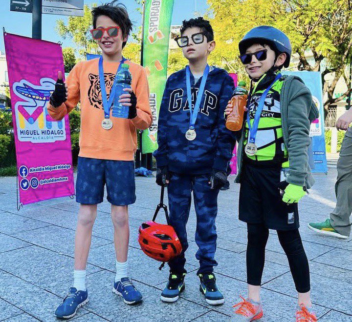 AlcaldiaMHmx's tweet photo. ¡Volvimos a apropiarnos del espacio público en Masaryk y esta vez con las y los #CiclistasDelFuturo👧🧒!

Gracias por acompañarnos en nuestro último paseo #MuéveteMH🚲 del año y si aun no te animas, esperamos que lo consideres para tus propósitos de 2023.😉 https://t.co/urMbKPOyKo