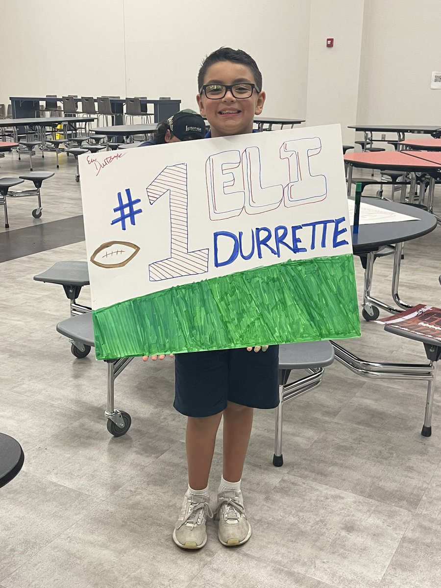 ElijahDurrette's tweet photo. As it all comes to an end I look back onto my high school career with no doubt a blessing to suit up with vets across my chest and represent every week. I want to thank my parents, coaches and everyone who has helped shape me into who I am today with that being said 1 out.♥️ https://t.co/VQ3KtRKl2D