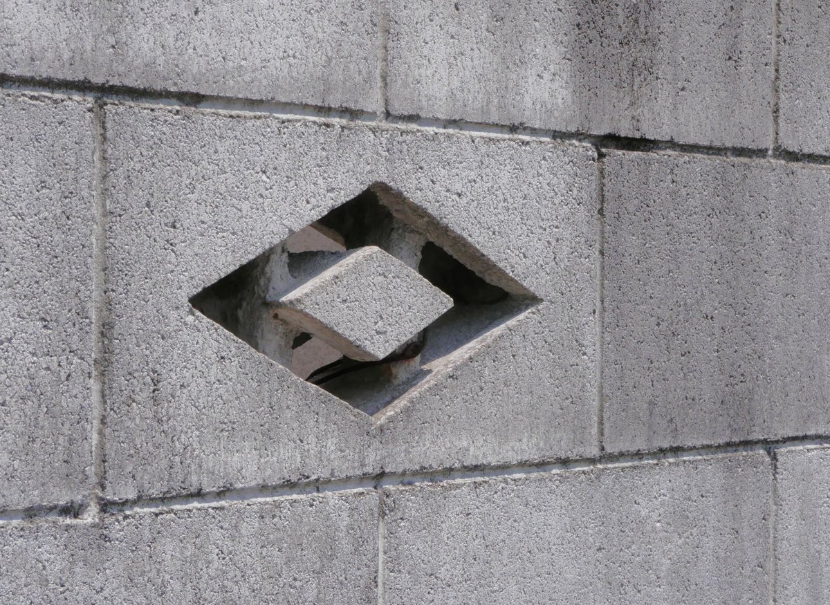 greatblockwork's tweet image. 菱抜きの中に菱形が浮いているかなり特殊な透かしブロックです　よく見ると縦の筋が中に通っており、そこに小さい菱が固定されているようです　どういう手順で作ったのかよくわかりません(神奈川)
 #ブロック塀 #透かしブロック #穴あきブロック #breezeblock #水泥花格磚