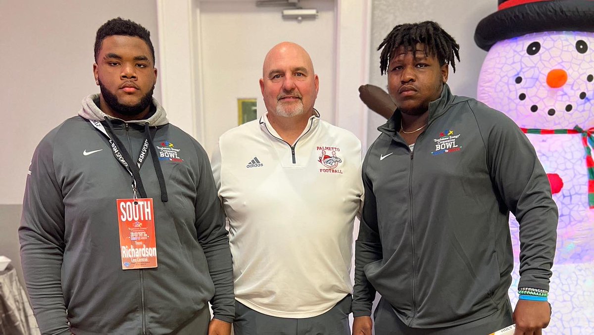 Congratulations to the recipients of the 2022 Doug Shaw Scholarship! 

🔴 #52 Trent Richardson-Lee Central
🔵 #8 Kazi Bland-Southside 

Thank you to the Doug Shaw Family for this annual scholarship and tradition. 

#NorthSouth22 | #TouchstoneEnergyBowl |  #NorthSouthWeek