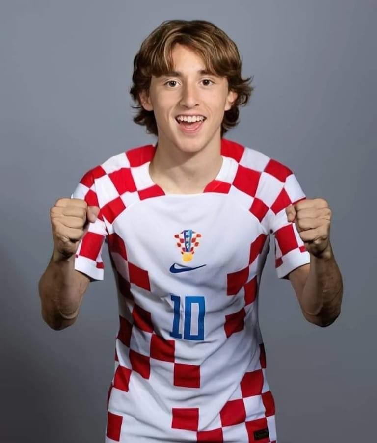 alejomichis's tweet photo. Bueno este martes #semisfinales #Croacia vamos apoyar a este joven de 19 años @lukamodric10 vamos @MadridistaYya https://t.co/Ppbz9xYsxE