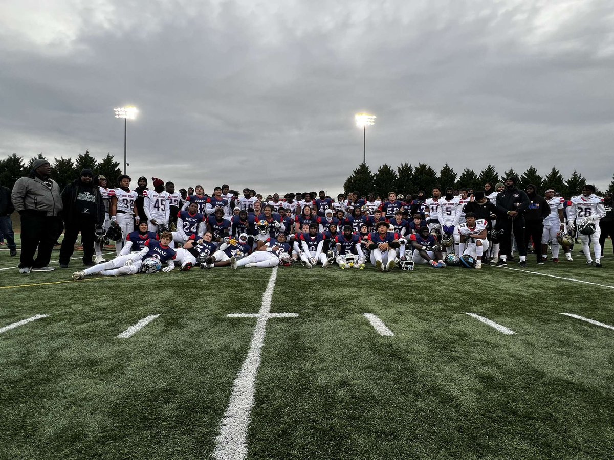 AlanNelson72's tweet photo. I’m glad i had the opportunity to play with a great group of dogs.@LTownFootball22 @Coach_C_LHS @SMAC_Football https://t.co/yNRKT9OvgD