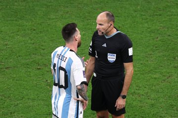Árbitro do Portugal-Marrocos volta a casa

Facundo Tello não apita mais jogos do Mundial. Lahoz, criticado por Messi e os jogadores argentinos, também está fora. O argentino Rapallini foi igualmente afastado, informa <a href="/carrusel/">Carrusel Deportivo</a>