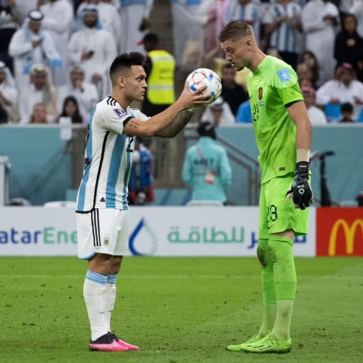 "MIRALA BIEN EH, PORQUE CON ESTÁ TE MANDE A TU CASA 🤣