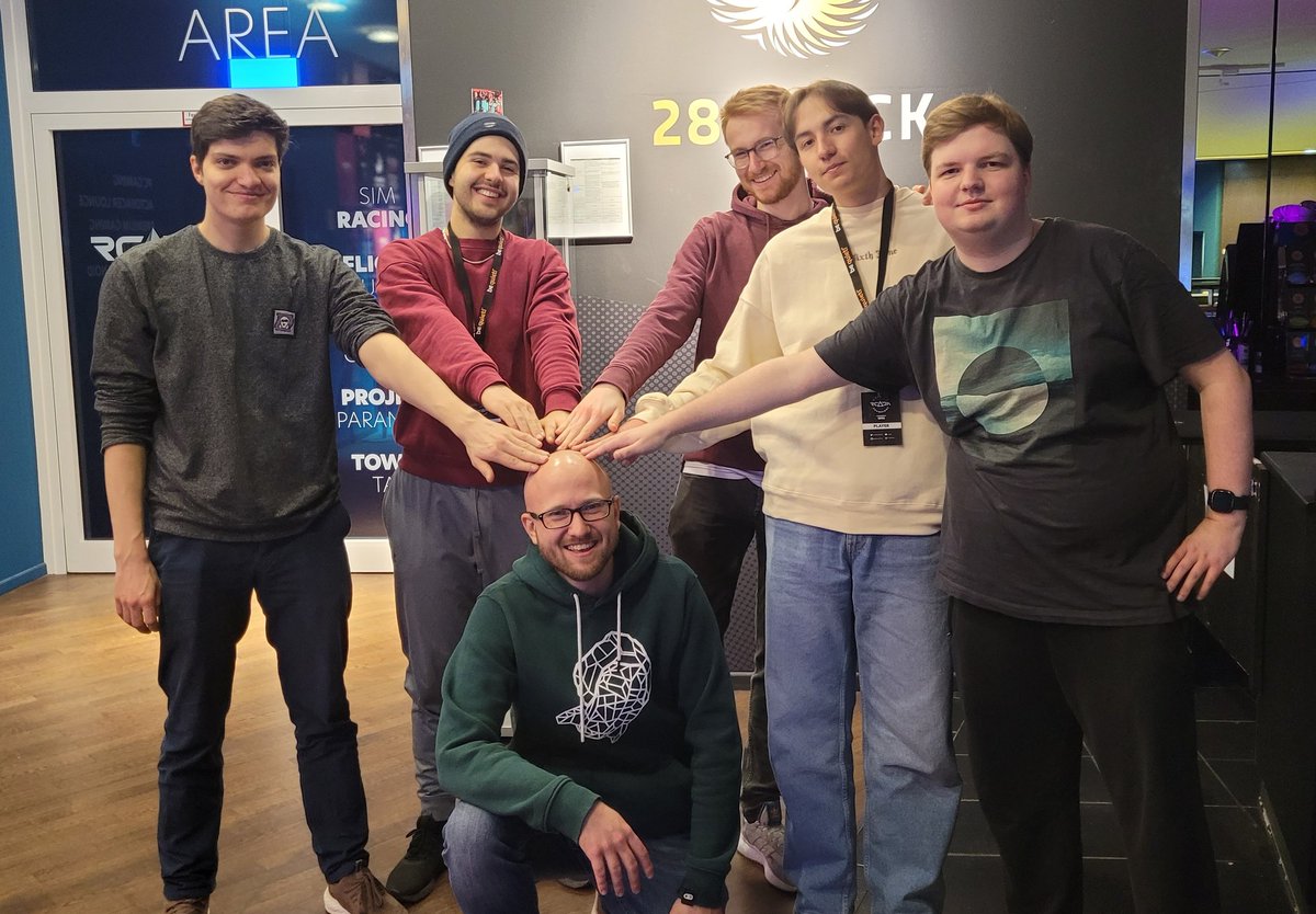 TrueWayne (@truewayne_) on Twitter photo Einfach die LAN gewonnen!! Kann es kaum glauben 🥲
Danke für den Support <a href="/PlayingDucks/">Playing-Ducks e. V. 🇩🇪🦆</a> <a href="/OdixYT/">Odix 🎮</a>
<a href="/faveripper/">Fave</a> <a href="/marvfrey1/">marvfrey 🤾♂️</a> <a href="/LasseZoidos/">Zoidos / Lasse</a>
<a href="/flyingace_r6/">FlyingAce✈️</a> <a href="/Dragob3rt/">Alexander 'Dragob3rt' M.</a>
#GefährlichsteGlatzeDeutschlands
#GlänztSieWeg
#RCADIASiegeChampions
📷 @Ericlux02 Einfach die LAN gewonnen!! Kann es kaum glauben 🥲
Danke für den Support <a href="/PlayingDucks/">Playing-Ducks e. V. 🇩🇪🦆</a> <a href="/OdixYT/">Odix 🎮</a>
<a href="/faveripper/">Fave</a> <a href="/marvfrey1/">marvfrey 🤾♂️</a> <a href="/LasseZoidos/">Zoidos / Lasse</a>
<a href="/flyingace_r6/">FlyingAce✈️</a> <a href="/Dragob3rt/">Alexander 'Dragob3rt' M.</a>
#GefährlichsteGlatzeDeutschlands
#GlänztSieWeg
#RCADIASiegeChampions
📷 @Ericlux02