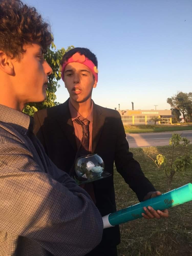 Kevin motivando para la pelea y yo viendo la de 15 con el de 30