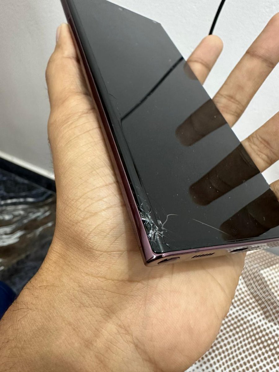 AbyBenny10's tweet photo. #s22ultra @SamsungIndia @SamsungMobile 
S22 ultra is a phone with worst gorilla glass ever. Display cant handle a drop from 2 feet height to a free land . Display of phones under 15000 has more durability than s22 ultra. #userexperiance #Gotcheated @Samsung https://t.co/PfLGoO0VVB