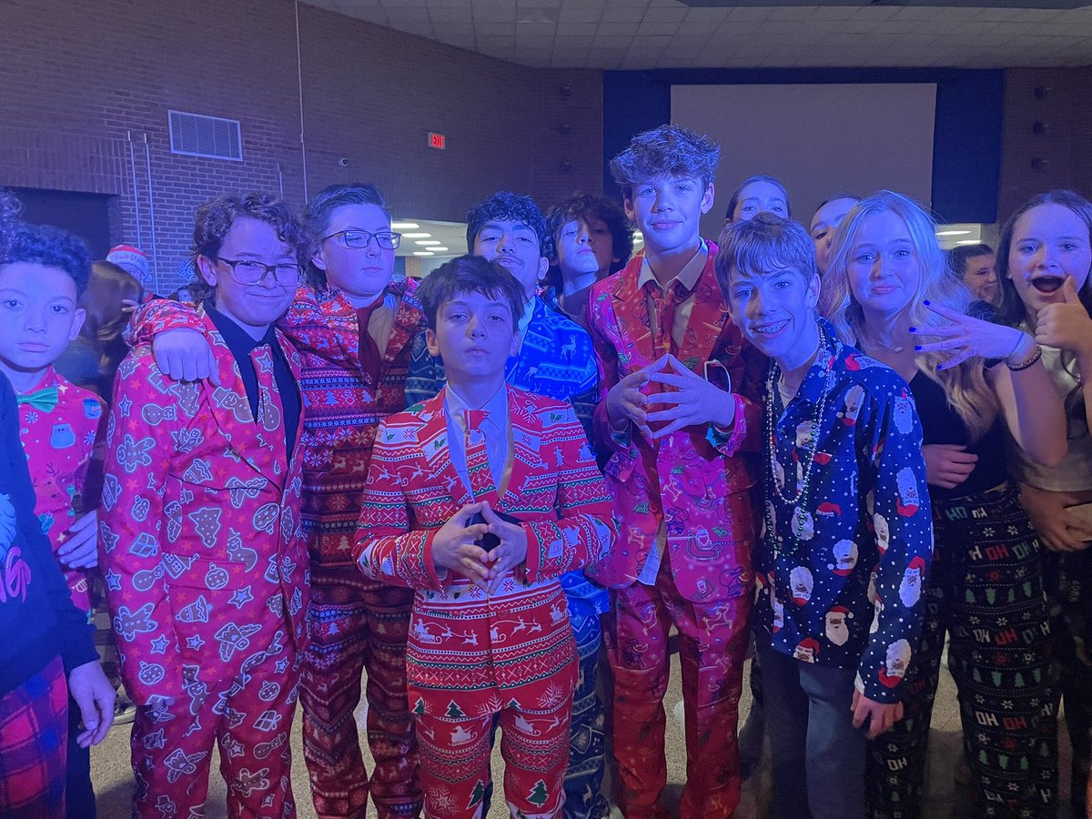 Springboro_SJHS's tweet image. Rolling into our last week of school before break thinking about ALL the fun that was had by students at the Snowball dance! ❄️ #snowballdance
